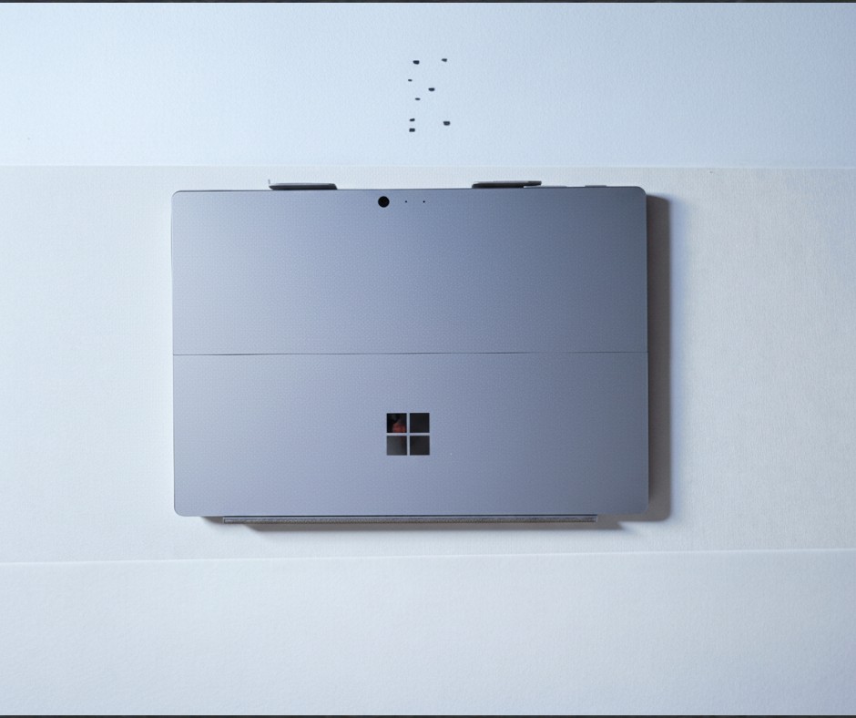 Microsoft Surface Pro 5 – Core i5 7300U – Ram 8 – SSD 256 -12.3 ” Touch 2K (للتجار)