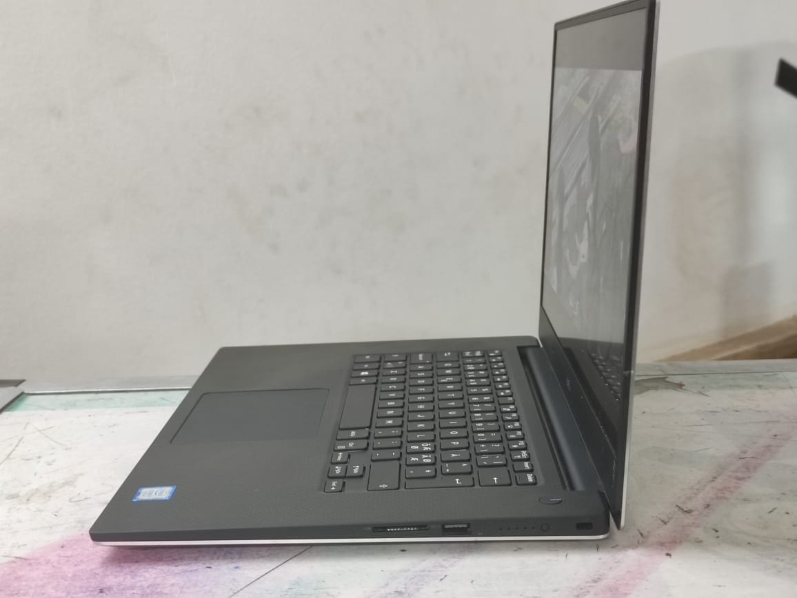Dell Latitude 5530 Laptop Intel Core i5 12th 1245U , Intel UHD Graphics Card , 15.6″ FHD ,8GB RAM ,256GB SSD M.2 Window 11 بالكارتونة كالجديد تماما